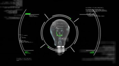 Siyah arka planda ampulün üzerinde veri işleme animasyonu. Küresel enerji, elektrik, iş, finans, bilgisayar ve veri işleme kavramı dijital olarak oluşturulmuş video.