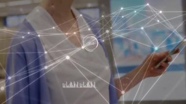 Akıllı telefon kullanan Kafkasyalı iş kadını üzerinden bağlantı ağının animasyonu. Küresel ağlar, dijital arayüz, hesaplama ve veri işleme kavramı dijital olarak oluşturuldu.