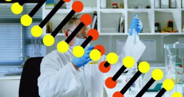 DNA iplikçiklerinin animasyonu beyaz erkek bilim adamı laboratuvarda. Küresel bilim, bilgisayar ve veri işleme kavramı dijital olarak oluşturulmuş video.