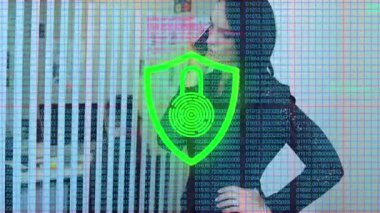 Kafkasyalı iş kadınının ofisindeki akıllı telefondan asma kilit ve veri işleme animasyonu. Küresel iş, finans, hesaplama ve veri işleme kavramı dijital olarak oluşturulmuş video.