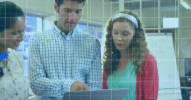 Çeşitli iş adamlarının bilgisayar kullanarak veri işleme animasyonları. Küresel bağlantılar veri işleme ve teknoloji konsepti dijital olarak oluşturulmuş video.