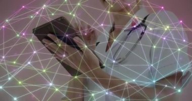 Tablet kullanan beyaz kadın doktor üzerinden bağlantı ağının animasyonu. Küresel tıp, ağlar, dijital arayüz, hesaplama ve veri işleme kavramı dijital olarak oluşturulmuş video.