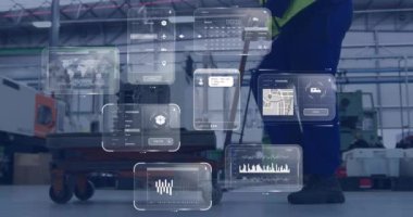 Depoda çalışan adamın ekranlarındaki veri işleme animasyonu. Küresel gönderme, ağlar, dijital arayüz, hesaplama ve veri işleme kavramı dijital olarak oluşturulmuş video.