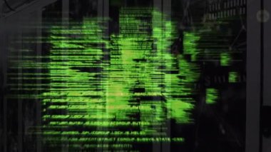 Bilgisayar dilinin simgeler üzerinde canlandırılması ve arkaplandaki sunucu odasına bağlı noktalar. Dijital bileşik, çoklu pozlama, iletişim, kodlama, veri merkezi, ağ sunucusu.