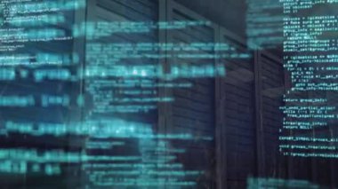 Sunucu odasındaki sunucu rafının düşük açılı görüntüsü üzerinden bilgisayar dilinin animasyonu. Dijital bileşik, çoklu pozlama, kodlama, veri merkezi, ağ, teknoloji ve ağ sunucu kavramı.