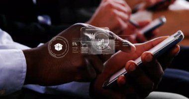 Akıllı telefonları olan çeşitli iş adamlarının ekranlarındaki verilerin animasyonu. Küresel ağlar, işletmeler, finansmanlar, hesaplama ve veri işleme kavramı dijital olarak oluşturuldu.