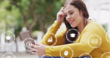 Akıllı telefon kullanan beyaz kadın üzerindeki simge ağının animasyonu. Küresel ağlar, sosyal medya, hesaplama ve veri işleme kavramı dijital olarak oluşturulmuş video.