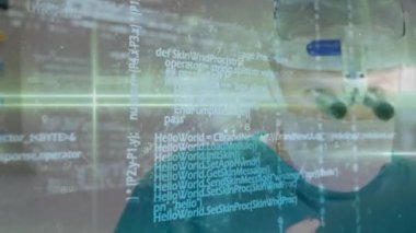 Çeşitli cerrahlar üzerinde veri işleme animasyonu. Küresel sağlık, bilim, tıp, araştırma, bilgisayar ve veri işleme kavramı dijital olarak oluşturulmuş video.