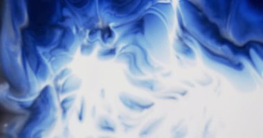 Sudaki mavi ve beyaz mürekkebin fotokopi alanı ile yakın çekim videosu. Mürekkep, renk, sıvı ve hareket kavramı.