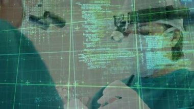 Çeşitli cerrahlar üzerinde veri işleme animasyonu. Küresel sağlık, bilim, tıp, araştırma, bilgisayar ve veri işleme kavramı dijital olarak oluşturulmuş video.