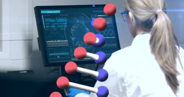 Bilgisayar kullanan beyaz kadın bilim adamının DNA 'sının animasyonu. Küresel araştırma, bilim, tıp, araştırma, bilgisayar ve veri işleme kavramı dijital olarak oluşturuldu.