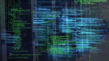 Sunucu odasında bilgisayar dilinin sunucu rafına karşı animasyonu. Dijital bileşik, çoklu pozlama, kodlama, veri merkezi, ağ, teknoloji ve ağ sunucu kavramı.