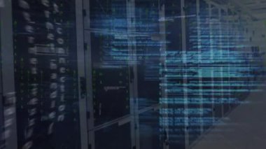 Arka plandaki sunucu odasına düşen mektuplar üzerine bilgisayar dilinin animasyonu. Dijital bileşik, çoklu pozlama, kodlama, veri merkezi, ağ, teknoloji ve ağ sunucu kavramı.