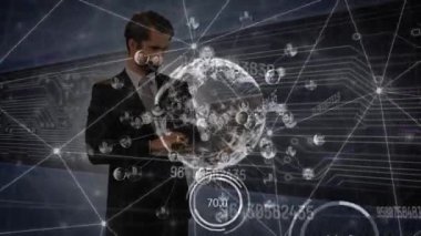 Akıllı telefonlu beyaz iş adamı üzerinden dünya ile olan bağlantıların animasyonu. Küresel ağlar, işletmeler, finansmanlar, hesaplama ve veri işleme kavramı dijital olarak oluşturuldu.