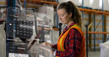 Beyaz kadının depoda çalışmasıyla ilgili ekrandaki veri işleme animasyonu. Küresel gönderme, ağlar, dijital arayüz, hesaplama ve veri işleme kavramı dijital olarak oluşturulmuş video.