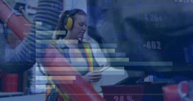 Fabrikada çalışan beyaz kadın hakkında finansal veri işleme ve istatistiklerin animasyonu. Küresel iş, finans, hesaplama ve veri işleme kavramı dijital olarak oluşturulmuş video.