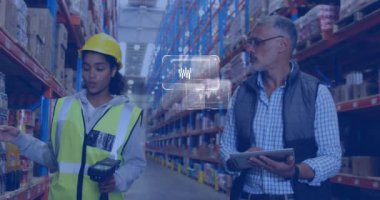 Depoda çalışan farklı insanların ekranlarındaki veri işleme animasyonları. Küresel gönderme, ağlar, dijital arayüz, hesaplama ve veri işleme kavramı dijital olarak oluşturulmuş video.