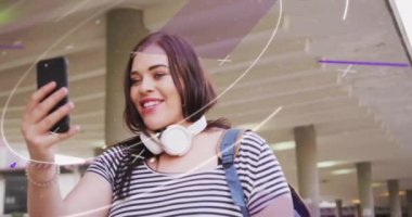 Beyaz kadın akıllı telefon kullanarak veri işleme animasyonu. Küresel ağlar, dijital arayüz, hesaplama ve veri işleme kavramı dijital olarak oluşturuldu.