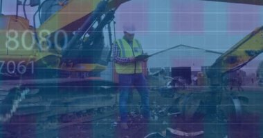 Fabrikada çalışan beyaz adamın finansal veri işleme ve istatistiklerinin animasyonu. Küresel iş, finans, hesaplama ve veri işleme kavramı dijital olarak oluşturulmuş video.