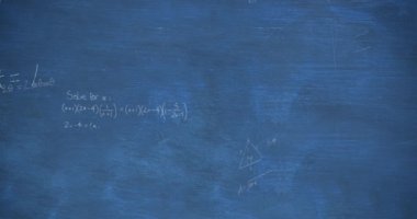 Mavi karatahta arka planında yüzen matematiksel denklemlerin ve formüllerin animasyonu. Okul ve eğitim kavramı