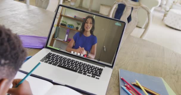 Estudante Masculino Diverso Tendo Aula Durante Videochamada Para Laptop Com — Vídeo de Stock