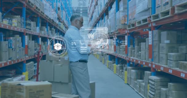 倉庫で働く白人男性の上のスクリーン上のデータ処理のアニメーション グローバルな配送 ネットワーク コンピューティング データ処理のコンセプトをデジタル生成したビデオ — ストック動画