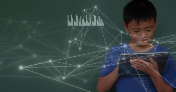 タブレットを使用して学校ボーイ上のデータと接続のネットワークのアニメーション グローバル教育 ネットワーク デジタルインターフェース コンピューティング データ処理コンセプトデジタル生成ビデオ — ストック動画