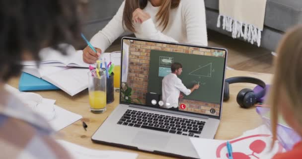Zróżnicowani Uczniowie Podczas Rozmowy Wideo Laptopie Nauczycielem Zwolnionym Tempie Szkoła — Wideo stockowe