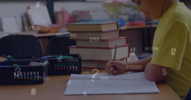 Animace Čísel Nad Psaním Biraciálních Školáků Školní Vzdělávací Vzdělávací Koncept — Stock video