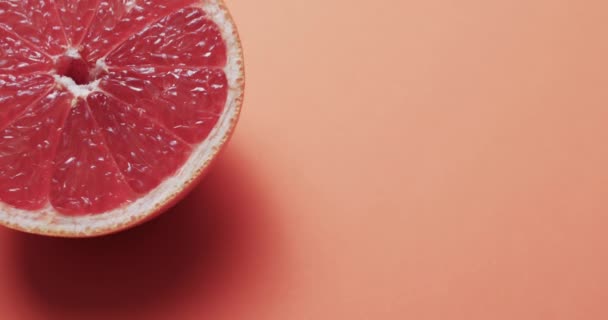 Video Van Gesneden Rode Grapefruit Met Kopieerruimte Oranje Achtergrond Verse — Stockvideo