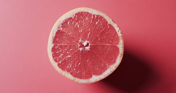 红色柚子片的视频 带有红色背景的复制空间 新鲜食品 水果和色彩概念 — 图库视频影像