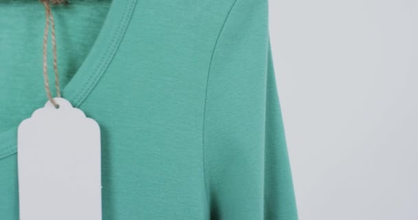 Video Grøn Shirt Med Tag Kopiplads Hvid Baggrund Mode Trends – Stock-video