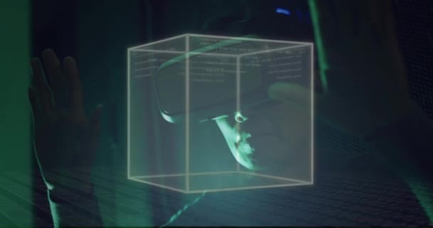 Vrヘッドセットのアジア人男性を超えるデータ処理でキューブを回転させるアニメーション コミュニケーション データ デジタルインターフェース技術コンセプトデジタル生成ビデオ — ストック動画