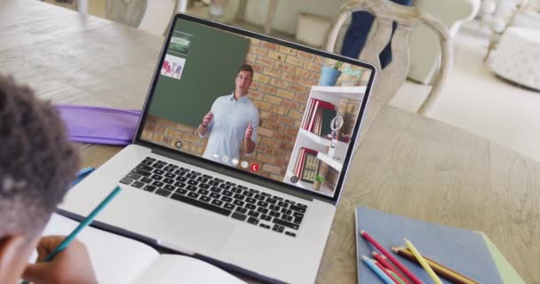 不同的男生在笔记本电脑视频通话期间与男生慢动作老师一起上课 技术和在线学习 — 图库视频影像