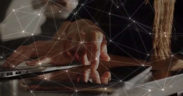 태블릿을 코카서스 사업가를 데이터 연결의 네트워크의 애니메이션 글로벌 비즈니스 네트워크 — 비디오