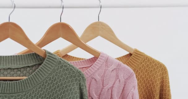 옷걸이에 스웨터와 배경에 공간의 비디오 트렌드 — 비디오