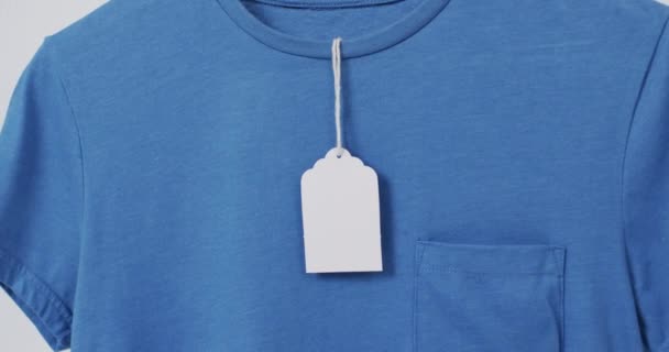 Video Shirt Blu Con Tag Spazio Copia Sfondo Bianco Moda — Video Stock