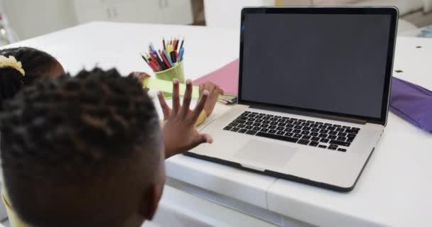 Felizes Irmãos Diversos Usando Laptop Com Texto Mentor Desenhos Negócios — Vídeo de Stock
