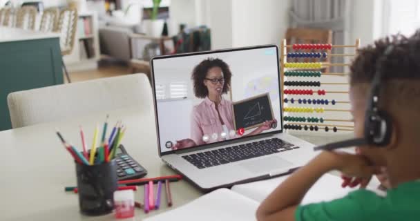 非洲裔美国学生在慢动作中与女教师进行笔记本电脑视频通话 技术和在线学习 — 图库视频影像