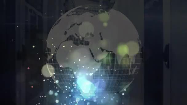 Animatie Van Lens Flares Roterende Globe Tegen Serverruimte Achtergrond Digitale — Stockvideo