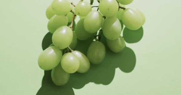 白色葡萄在绿色背景上有复制空间的视频 新鲜食品 水果和色彩概念 — 图库视频影像