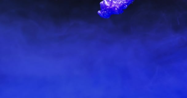 Video Primer Plano Tinta Púrpura Agua Con Espacio Copia Concepto — Vídeos de Stock