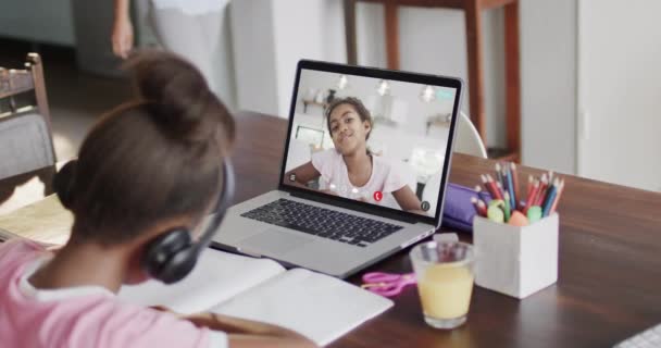 Skład Afrykańskiej Uczennicy Amerykańskiej Laptopie Online Ucząc Się Uczennicą Birasową — Wideo stockowe