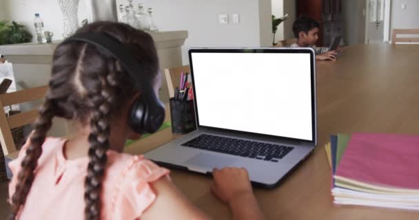 Skład Dwurasowej Uczennicy Laptopie Online Uczenia Się Pustym Ekranem Koncepcja — Wideo stockowe