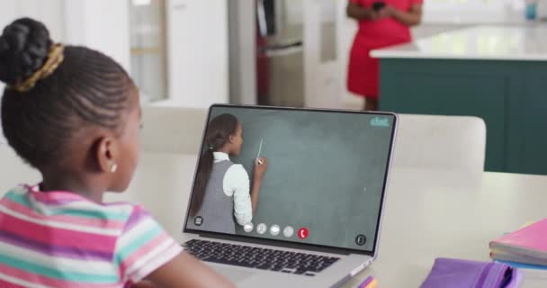 Afrika Kökenli Amerikalı Liseli Kız Kadın Öğretmeniyle Ağır Çekimde Laptopla — Stok video
