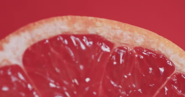 Videoclip Felii Grapefruit Roșu Spațiu Copiere Fundal Roșu Conceptul Alimente — Videoclip de stoc