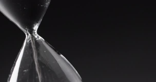 Видео Песочных Часов Наливом Песка Скопировать Пространство Черном Фоне Концепция — стоковое видео