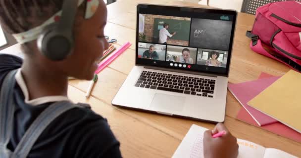 Skład Afrykańskiej Uczennicy Amerykańskiej Laptopie Online Ucząc Się Nauczycielem Uczniami — Wideo stockowe
