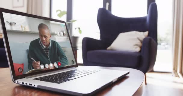 非洲裔美国学生 在笔记本电脑视频呼叫课和慢动作笔记 技术和在线学习 — 图库视频影像