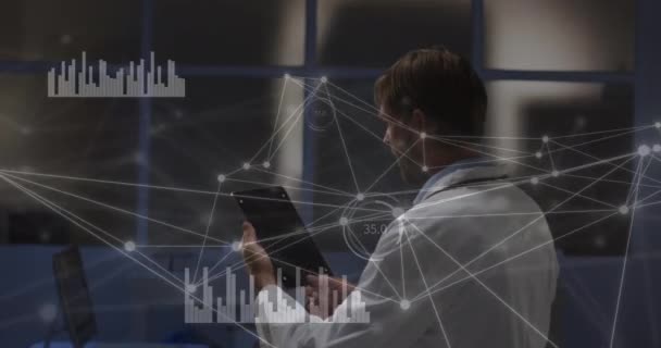 用平板电脑在高加索男医生身上动画数据和连接网络 全球医学 数字接口 计算和数据处理概念 — 图库视频影像